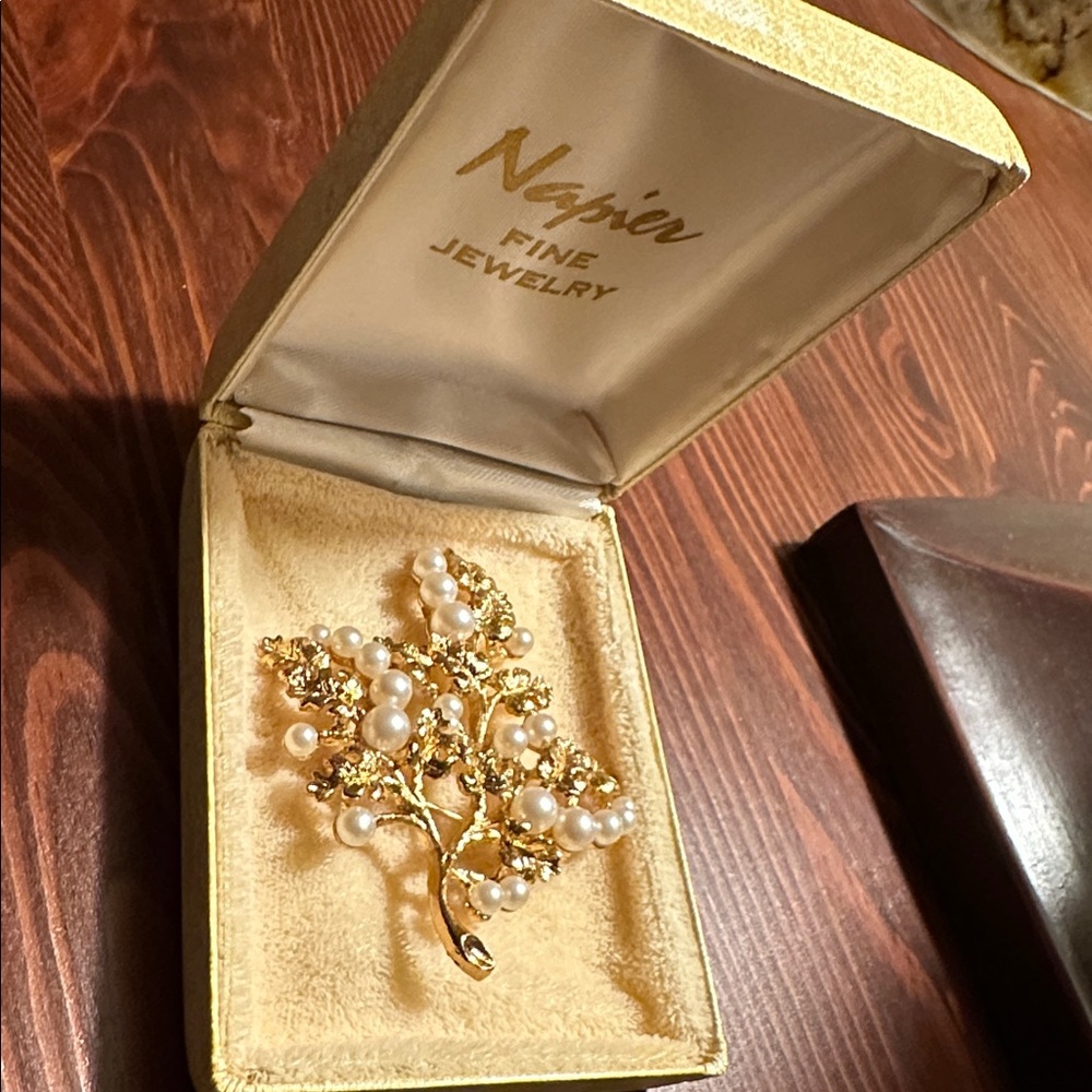 Vintage gold tone Napier brooch with tree & faux pearls - Picture 4 of 14